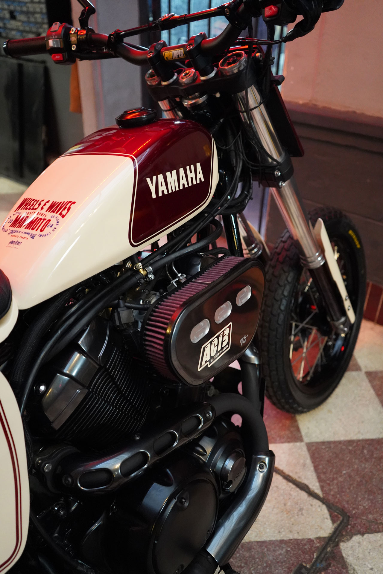 YAMAHA-SCR950-FLAT-TRACKER-side-front