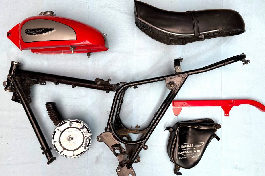 Restauramos la Ducati Scrambler 250 de 1971 en México. Piezas importadas desde Italia, trabajo integral de metales y pintura. Hardheads Motostudio, CDMX.